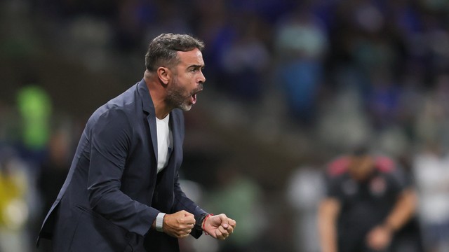 Artur Jorge comemora em Cruzeiro 3 x 0 Vitória