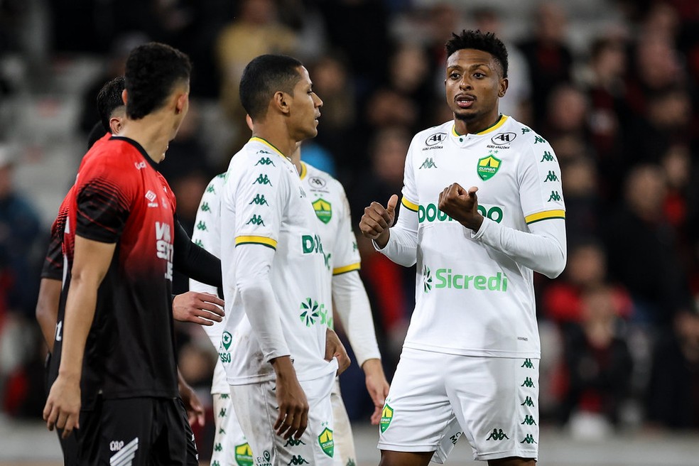 Zagueiro Gui Mariano, do Cuiabá, durante partida contra o Athletico-PR — Foto: AssCom Dourado
