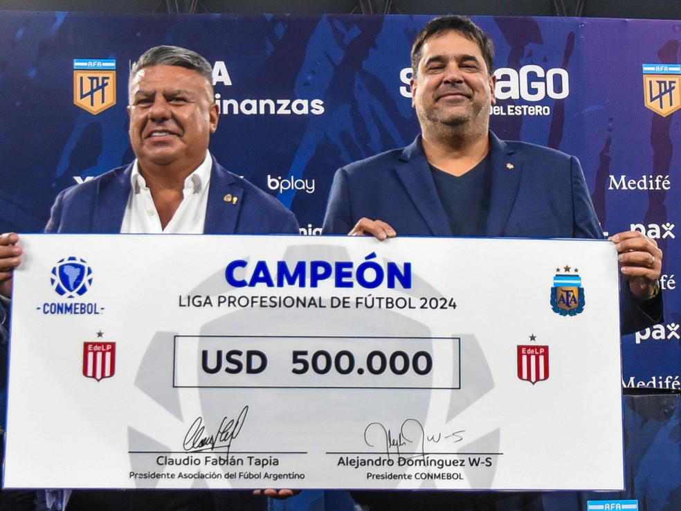 Presidente da AFA entrega cheque ao Estudiantes após título na Copa da Liga Argentina