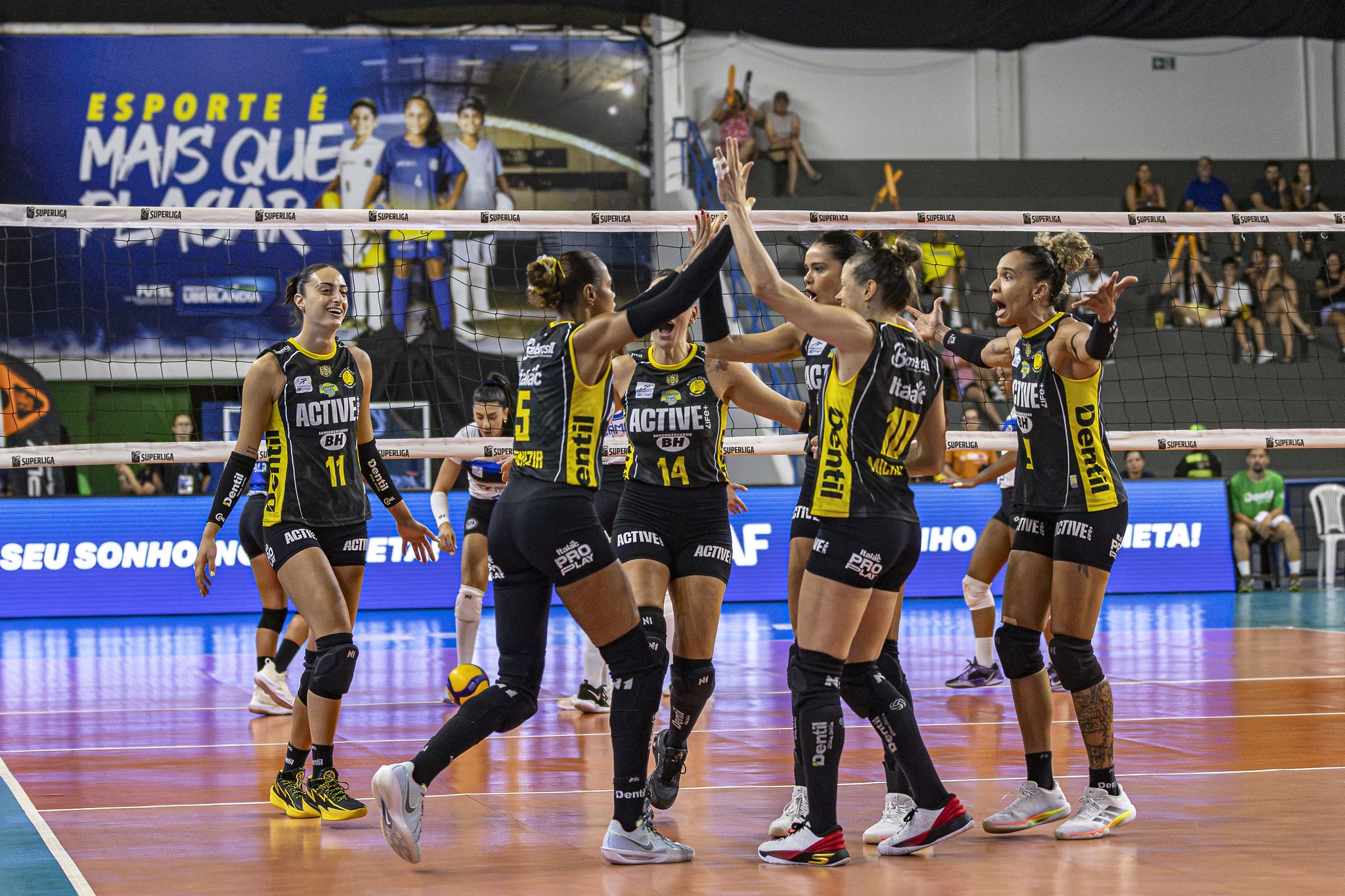 Praia Clube reencontra torcida e bate Pinheiros na estreia pela Superliga Feminina