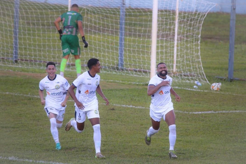 Matheus Ferreira comemora com os companheiros
