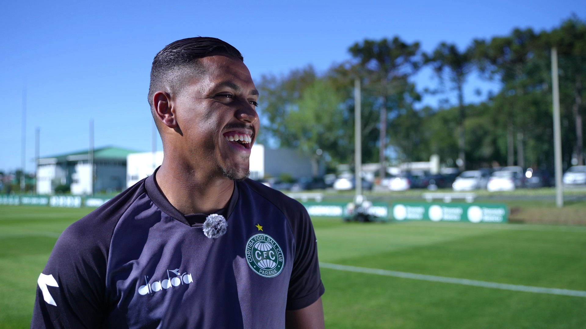 Pedro Rocha celebrando gol pelo Coritiba em partida do Campeonato Brasileiro