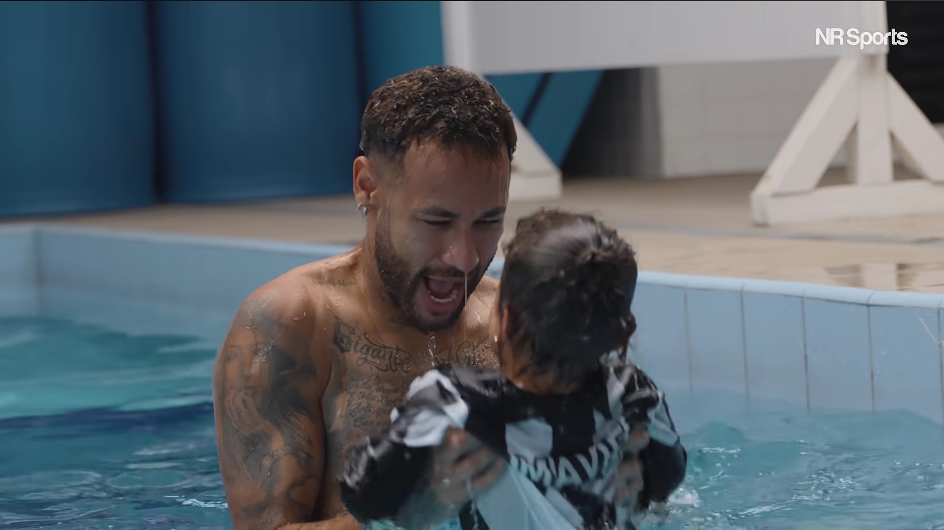 Neymar recebe companhia de Mavie durante recuperação no CT do Santos; veja o vídeo