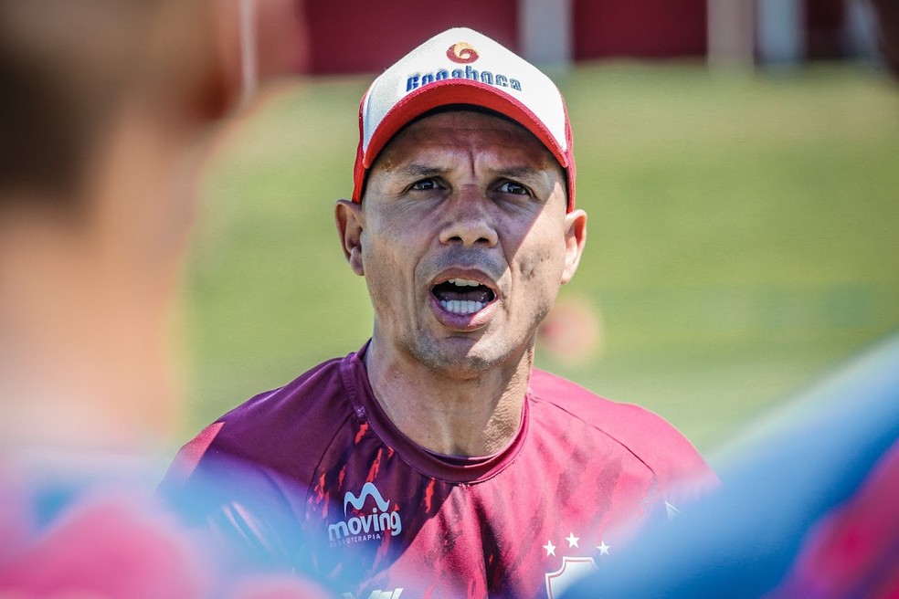 Higo chega ao CSA com o preparador de goleiros Adriano Silva e o auxiliar técnico Zé Carlos. — Foto: Comunicação / Vila Nova F.C.