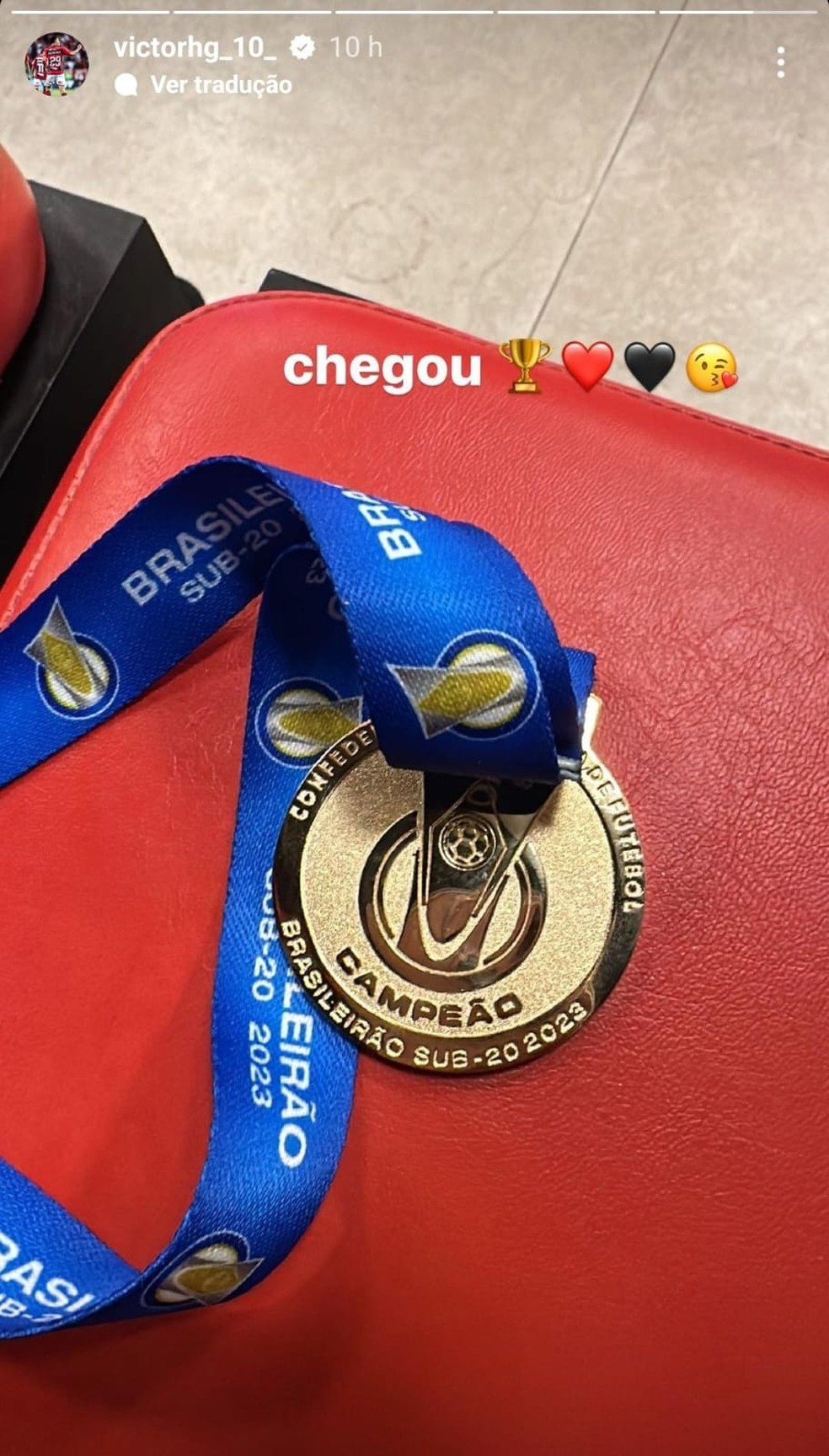 Victor Hugo posta foto da medalha de campeão brasileiro sub-20 — Foto: Reprodução