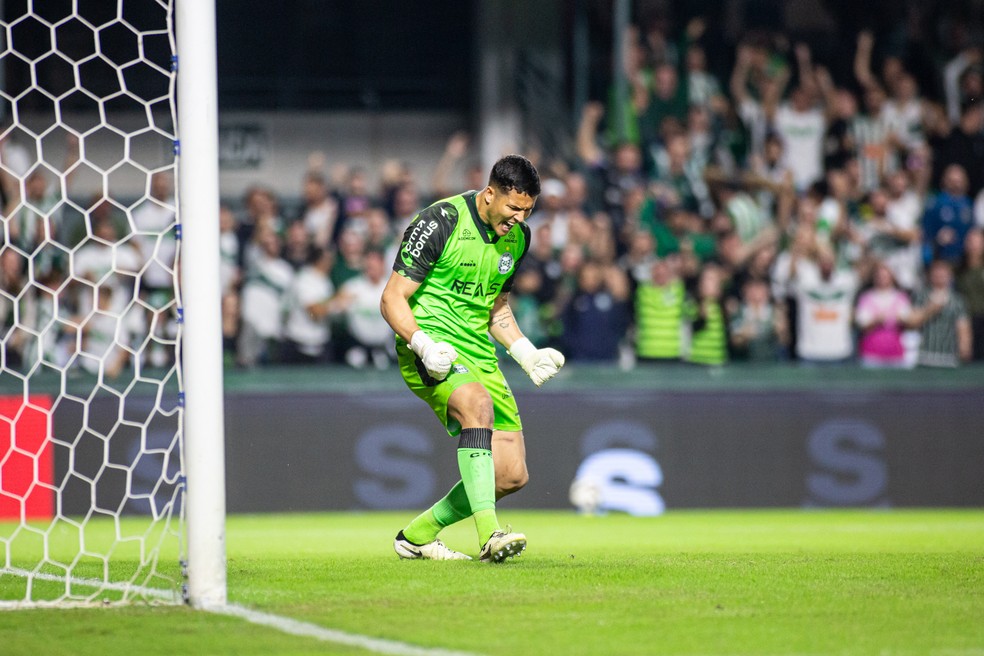 Ex-Fluminense, Pedro Rangel exalta emoção ao defender pênalti pelo Coritiba: