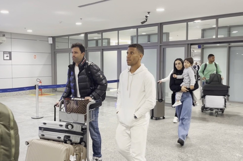 Marcos Rocha desembarca em Porto Alegre para assinar com o Grêmio — Foto: Antonio Oliveira / Grupo RBS