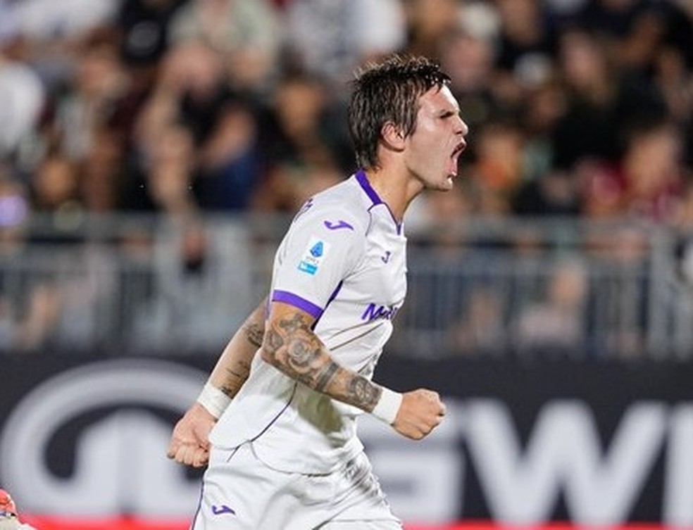Franco Mastantuono comemora um dos seus gols na vitória da Fiorentina sobre o Venezia — Foto: Twitter/Fiorentina