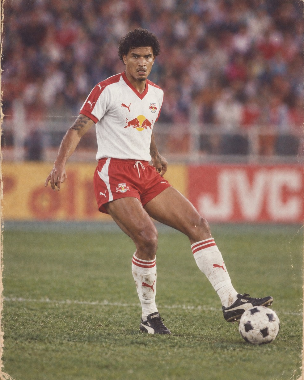 Lucas Barbosa na trend dos anos 80 — Foto: Ari Ferreira/Red Bull Bragantino - Adaptação ChatGPT