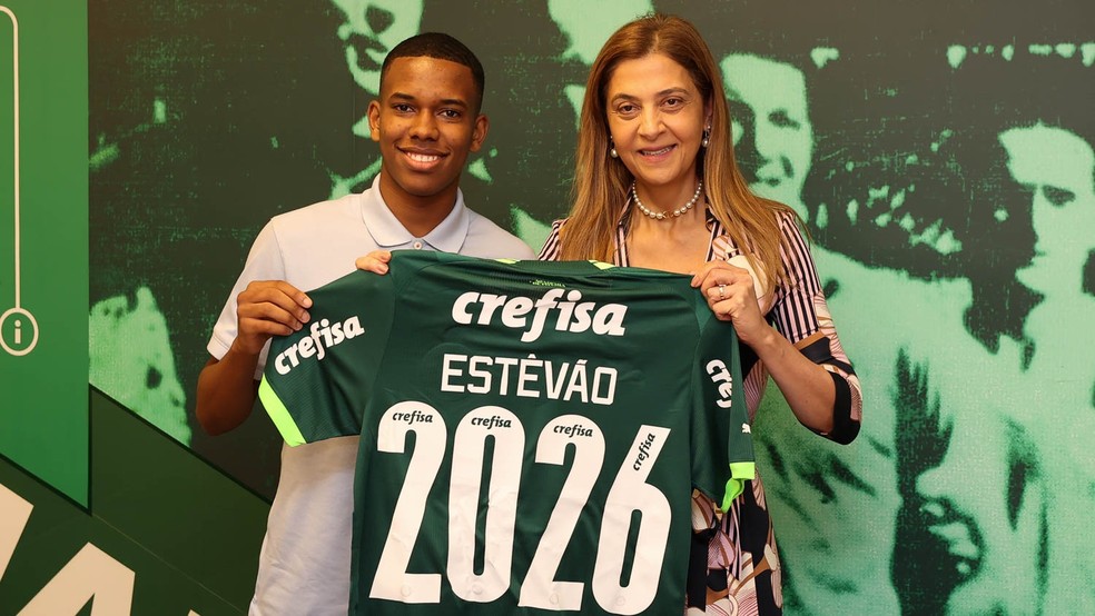 Na mira de europeus, Estêvão faz 16 anos e assina primeiro contrato  profissional com o Palmeiras, palmeiras