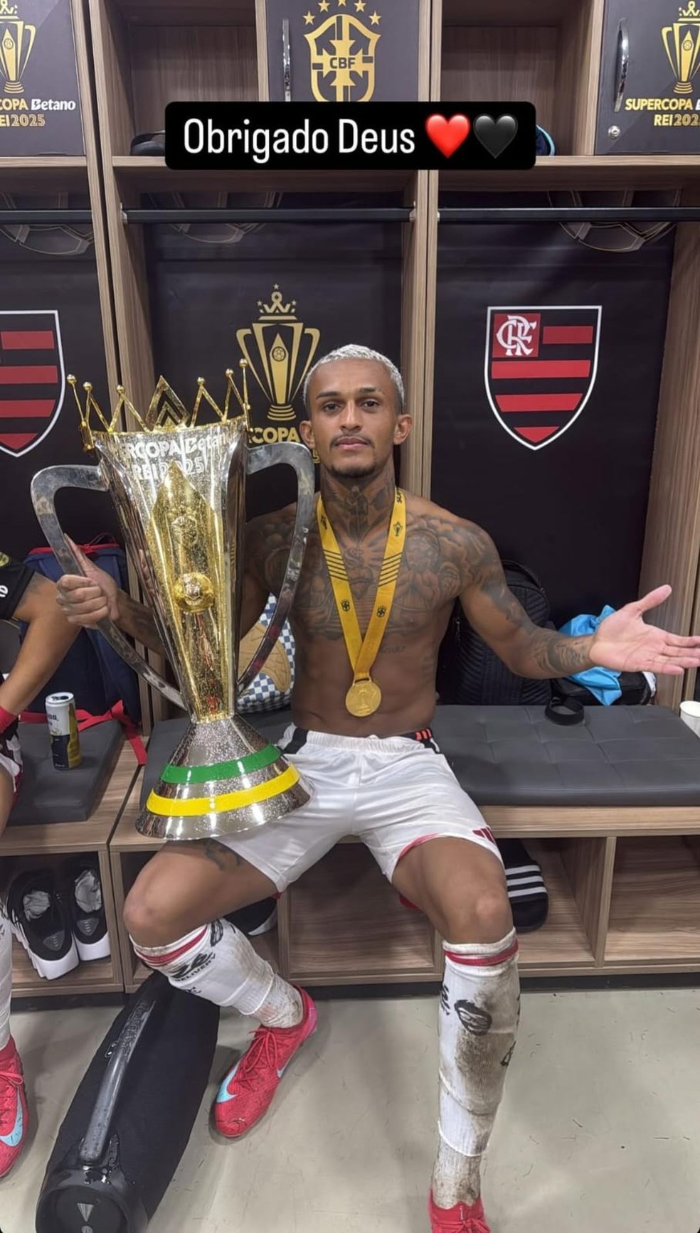 Wesley com a taça da Supercopa do Brasil no Flamengo — Foto: Reprodução / Instagram