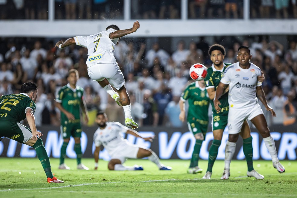 Otero sobe para cabecear e fazer gol do Santos contra o Palmeiras — Foto: Abner Dourado/AGIF