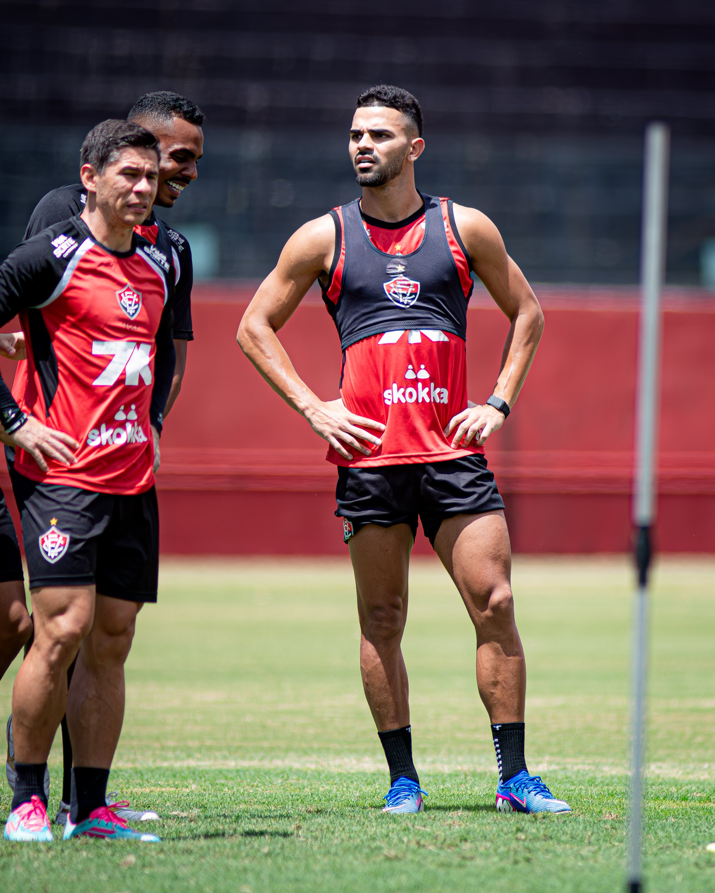Suspensão de Diego Tarzia abre espaço para estreia no Vitória contra o São Paulo; veja opções
