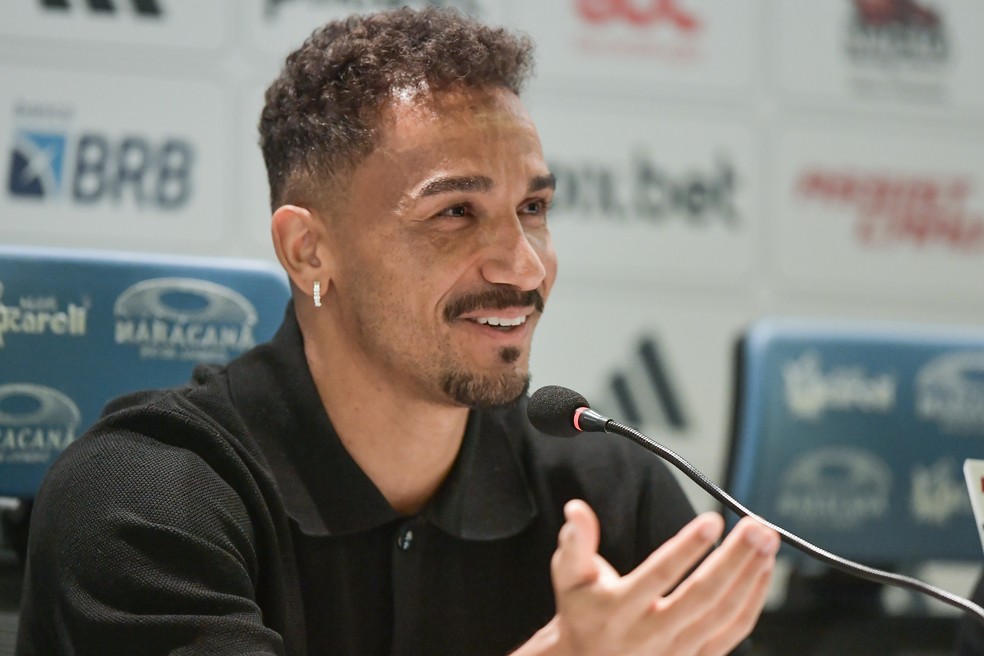 Danilo em apresentação no Flamengo — Foto: Thiago Ribeiro/AGIF