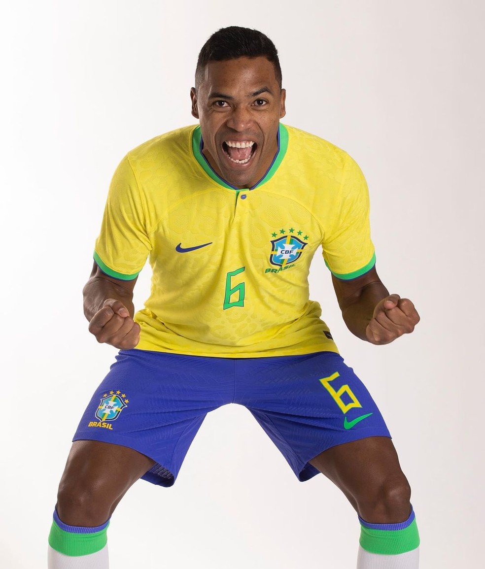 Alex Sandro durante sessão de fotos da seleção brasileira — Foto: Lucas Figueiredo/CBF