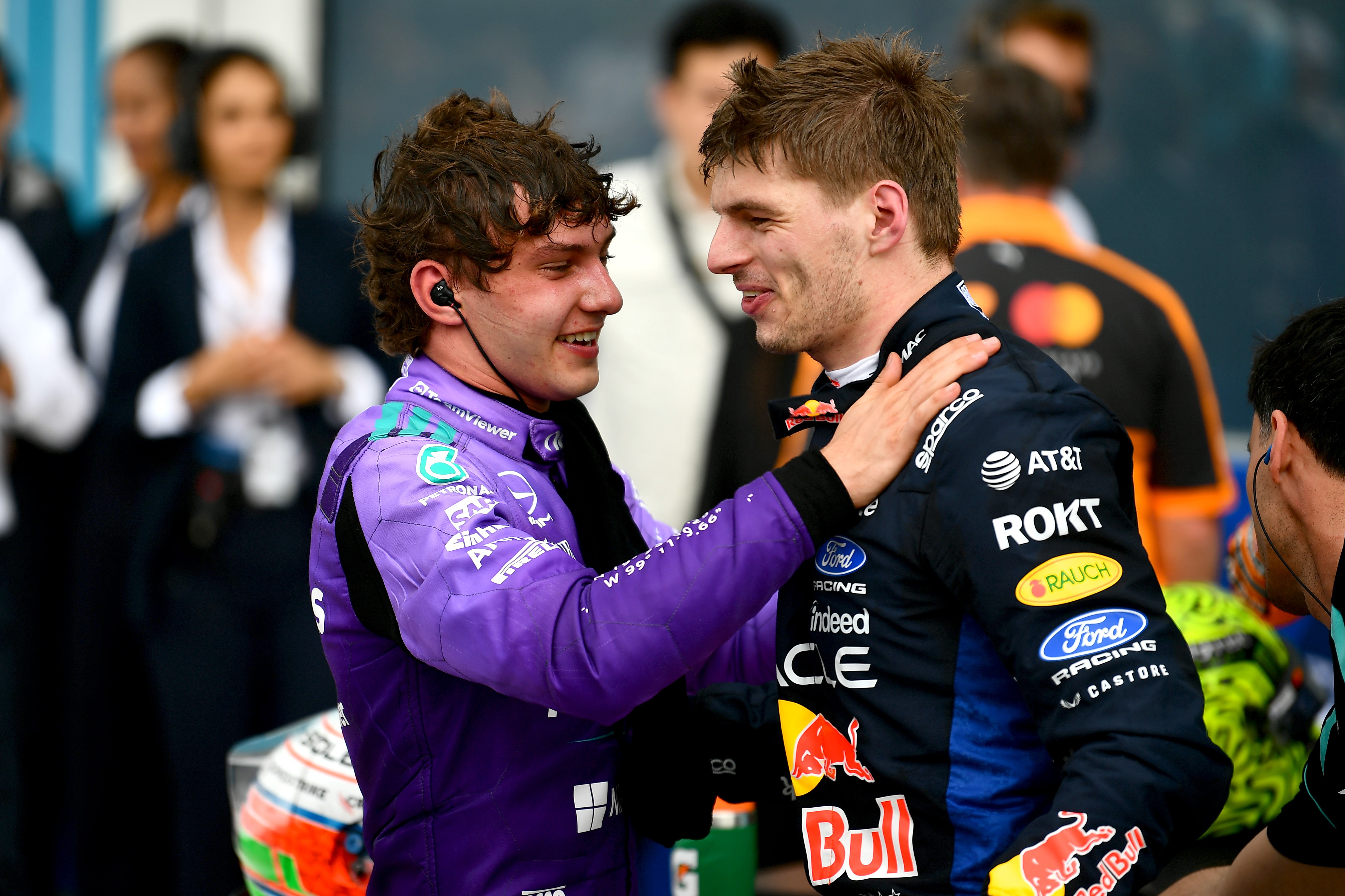 Verstappen compara Antonelli a Hamilton e diz que inglês "não ficará mais rápido"