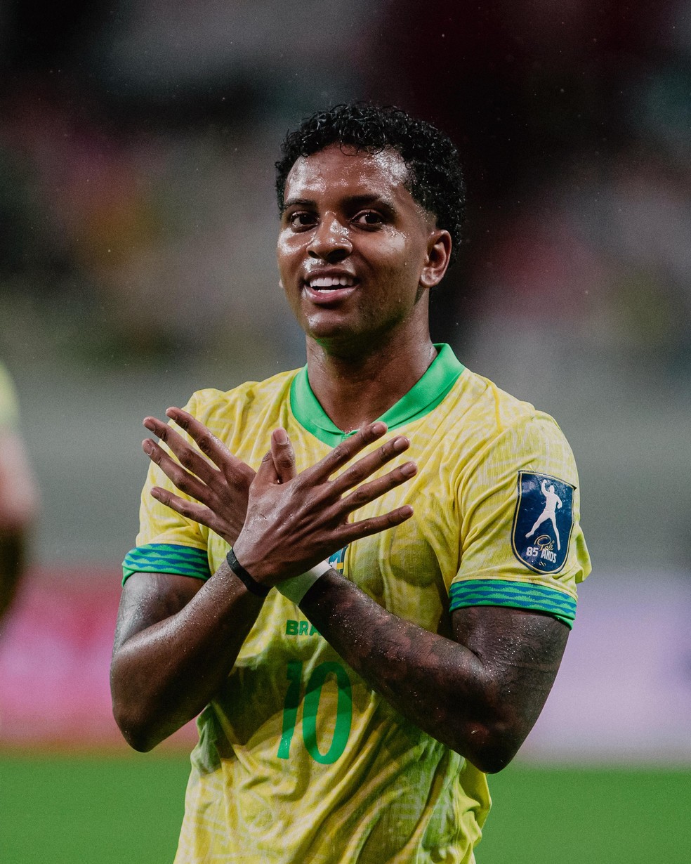 Rodrygo comemora um de seus gols na partida contra a Coreia do Sul, fazendo a celebração 'Tropa do Rayo'.