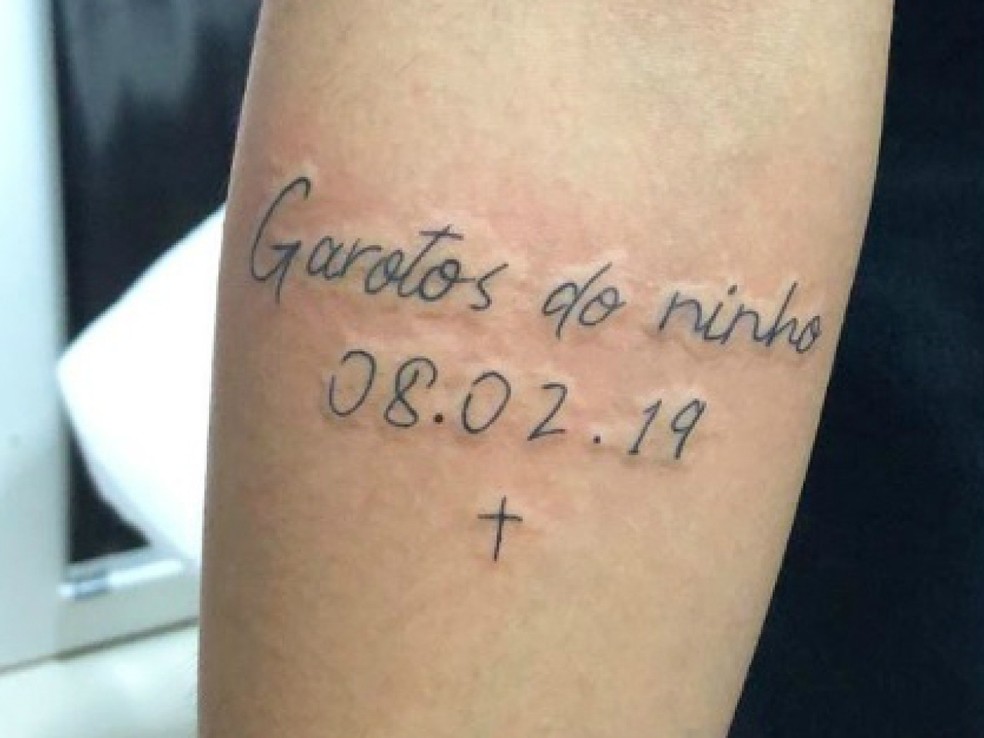 Dyogo Alves fez uma tatuagem para não esquecer dos companheiros que morreram — Foto: Reprodução