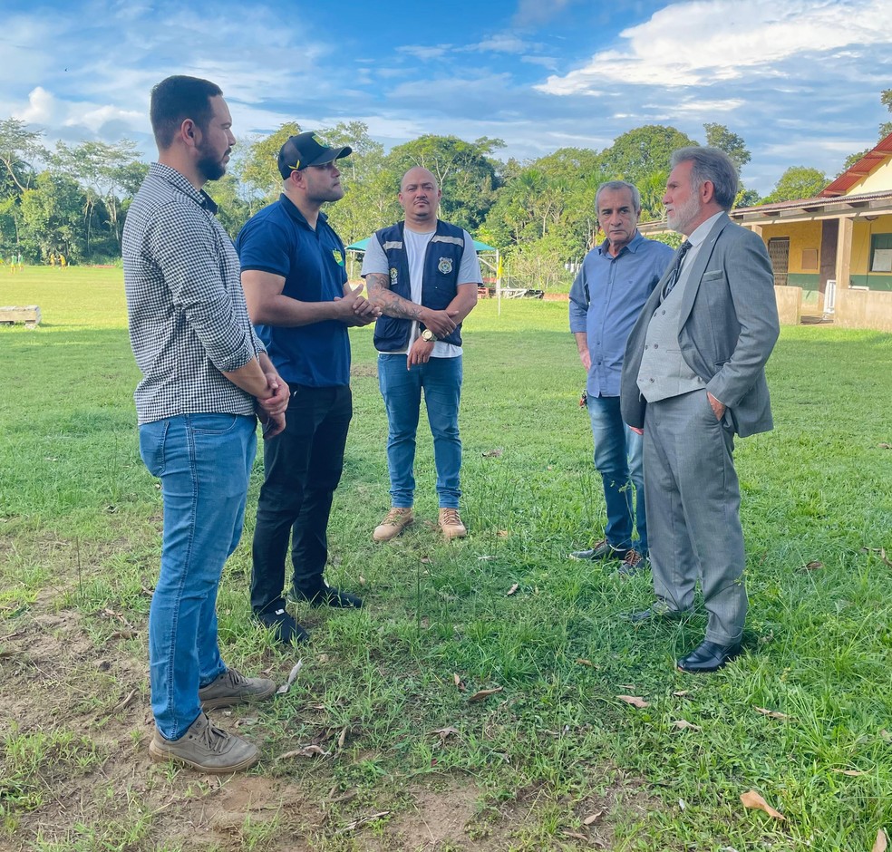 Igor Oliveira, presidente do Galvez (2º esq. p/ dir.) conversa com desembargador do TJ-AC, Luiz Camolez (1º dir. p/ esq.) — Foto: Divulgação/Galvez EC