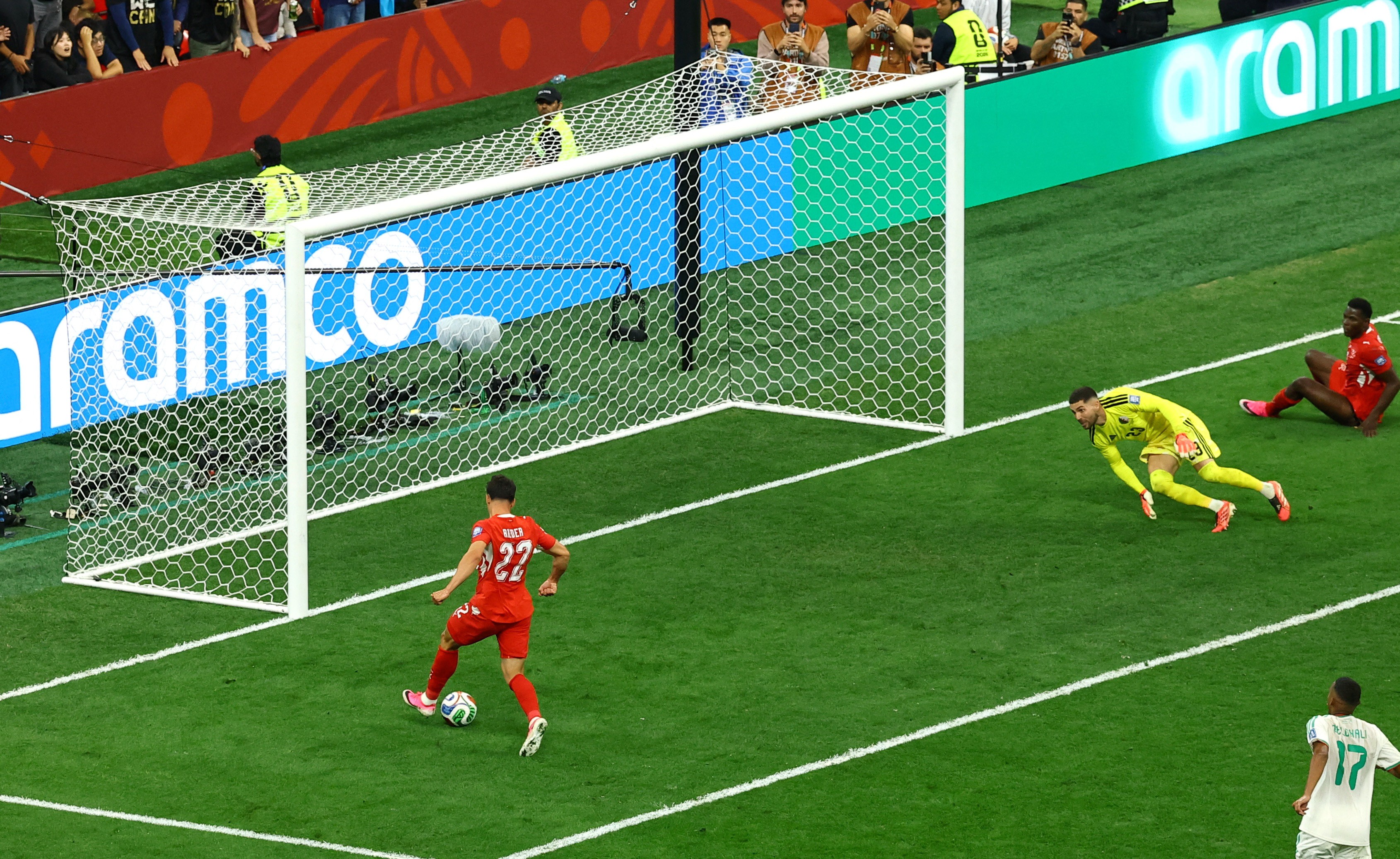 Suíça vence Argélia, mas gol perdido de Rieder choca internautas