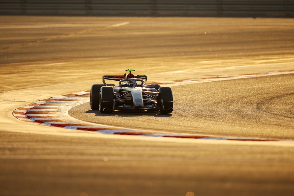 A Audi de Gabriel Bortoleto mostrou um programa consistente nos testes da F1 no Bahrein — Foto: Anni Graf/Formula 1 via Getty Images