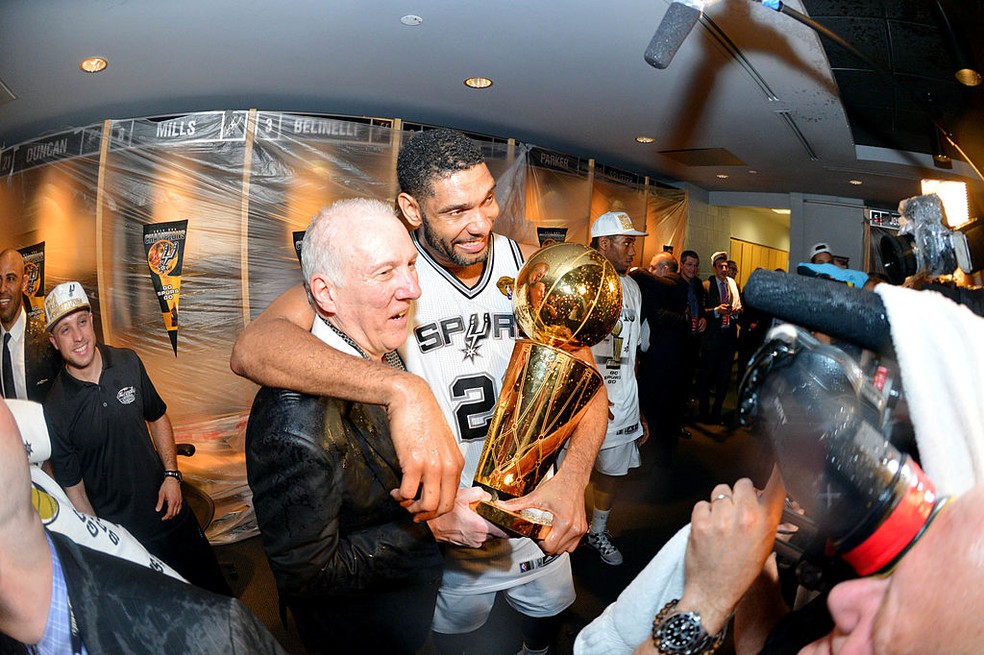 Tim Duncan e Gregg Popovich celebram o título da NBA em 2014 — Foto: Jesse D. Garrabrant/NBAE via Getty Images