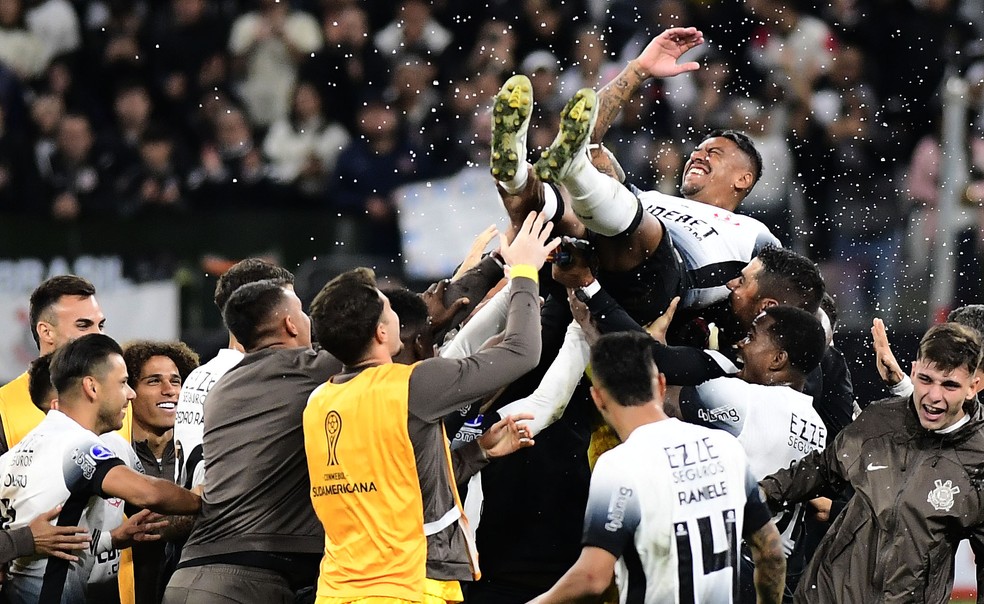 Paulinho é homenageado em despedida do Corinthians — Foto: Marcos Ribolli