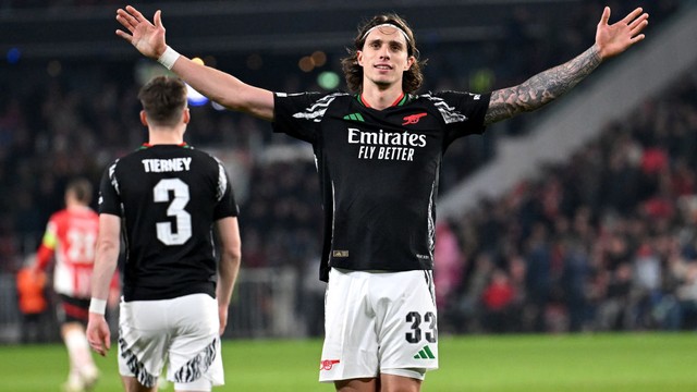 Calafiori comemora o &uacute;ltimo gol do Arsenal na goleada sobre o PSV