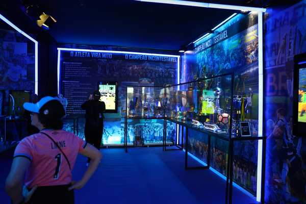 ETERNIZADO! Grêmio apresenta exposição sobre trajetória do zagueiro Pedro Geromel.