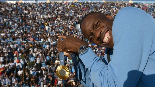 Botswana decreta feriado e enche estádio para receber primeiro campeão olímpico do país