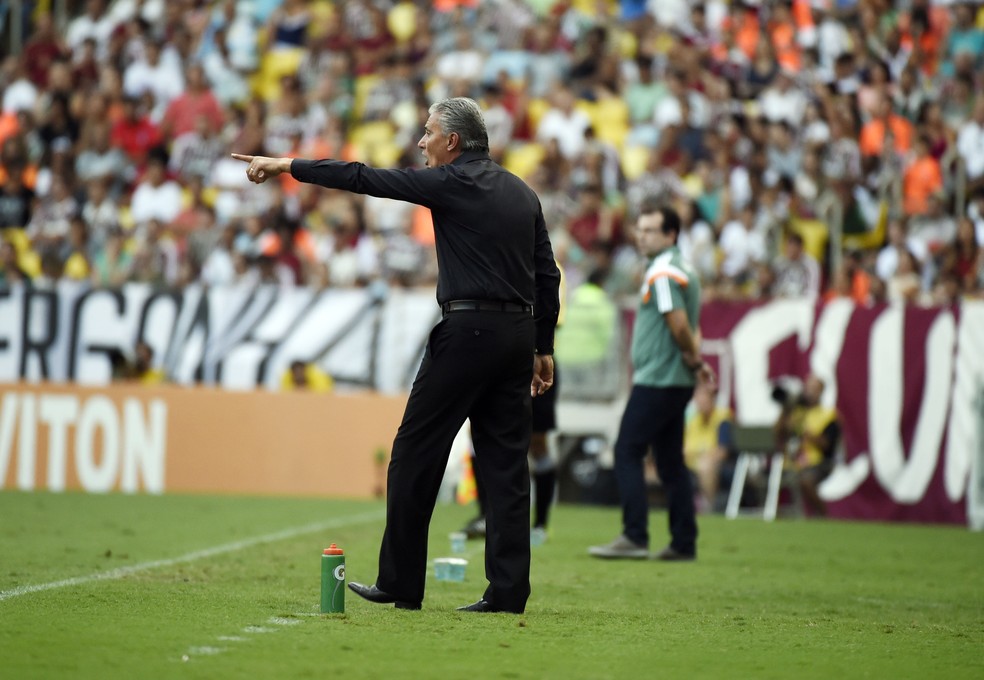 Tite comandando o Corinthians contra o Fluminense no Maracanã — Foto: André Durão