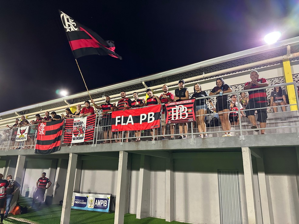 Torcida do Flamengo presente no Complexo Geraldão, em Pimenta Bueno (RO), para disputas de Amador Clubes — Foto: Diego Rafael/Divulgação