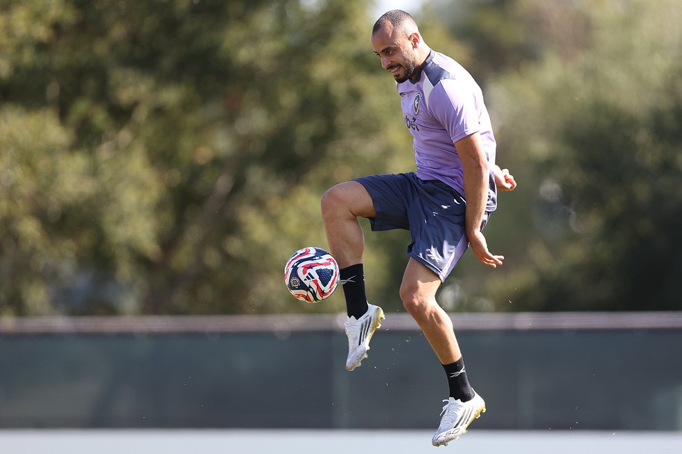 Arthur Cabral em treino do Botafogo — Foto: Vítor Silva/Botafogo