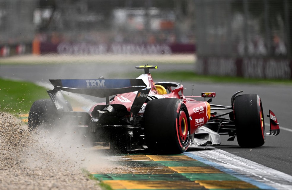 Lewis Hamilton roda na classificação do GP da Austrália da F1 em 2025 — Foto: Mark Sutton - Formula 1/Formula 1 via Getty Images