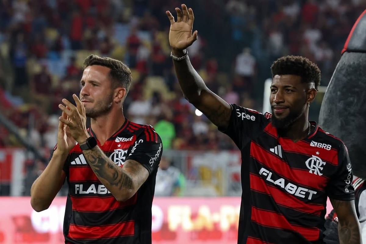 Apresentação de Saúl e Emerson Royal à torcida no Maracanã antes do jogo.