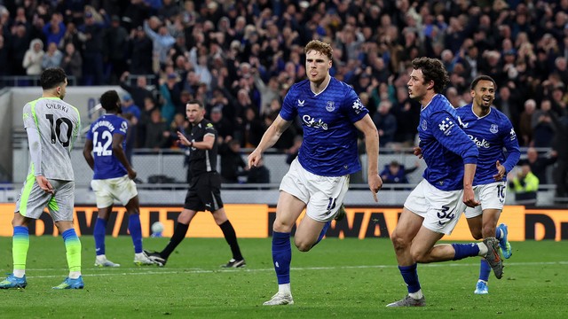 O'Brien comemora gol do Everton sobre o Manchester City