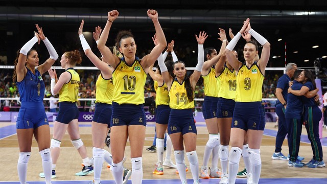 Natinha, com a camisa 14, agradece apoio da torcida brasileira