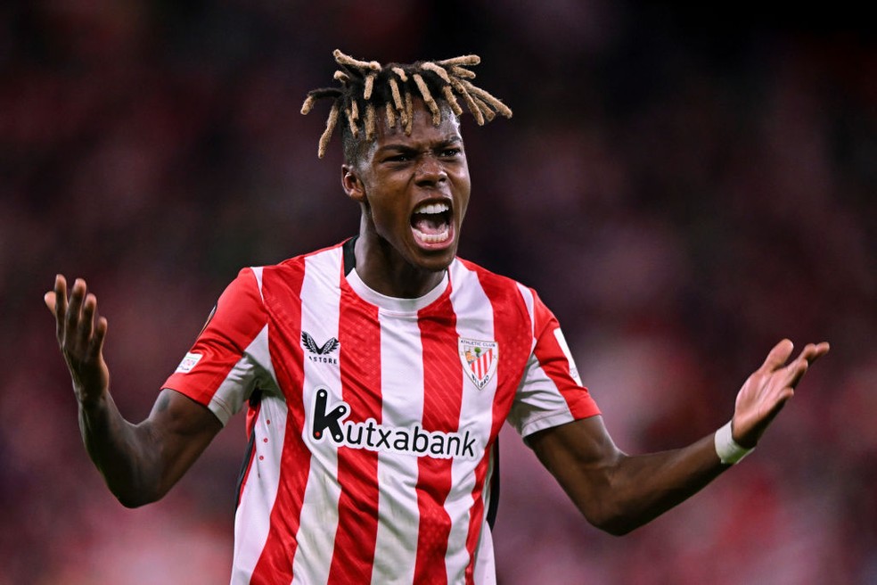 Nico Williams comemora um de seus dois gols contra a Roma — Foto: Cesar Ortiz Gonzalez/Soccrates/Getty Images