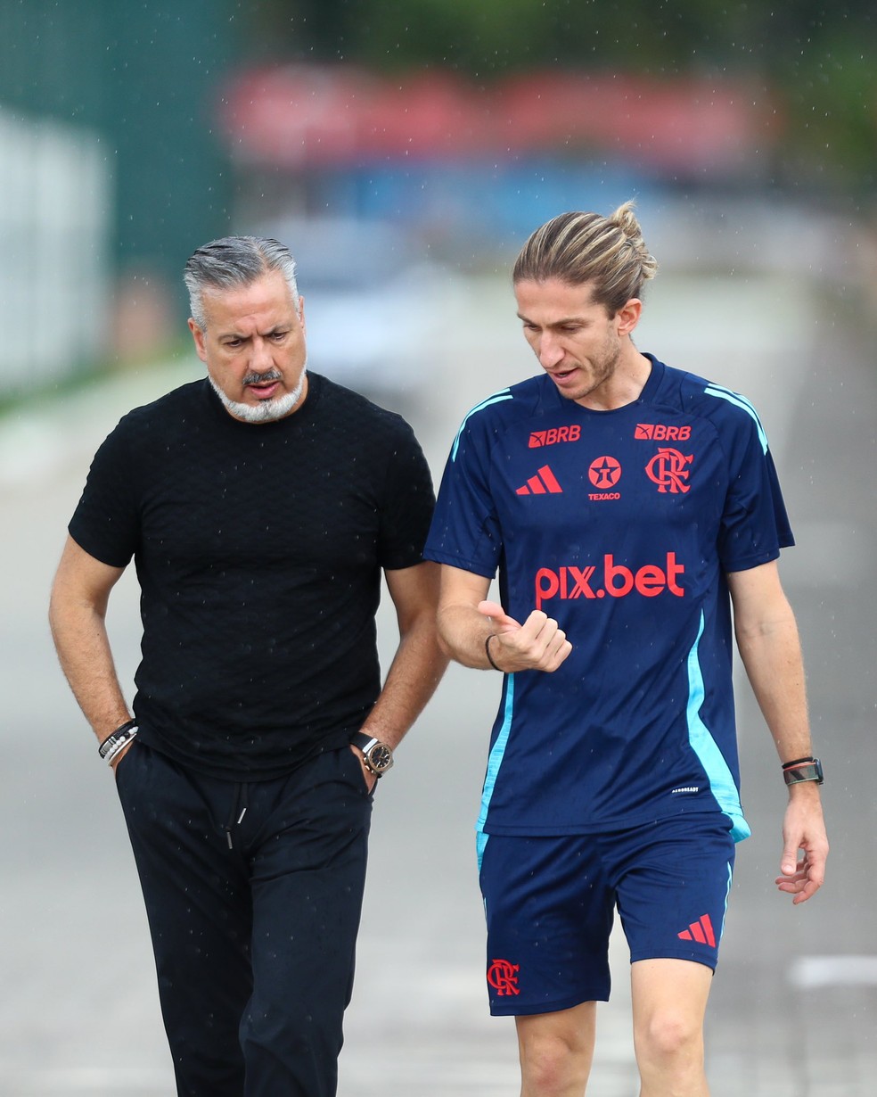 José Boto e Filipe Luís têm mapeado juntos reforços para o Flamengo — Foto: Gilvan de Souza / CRF
