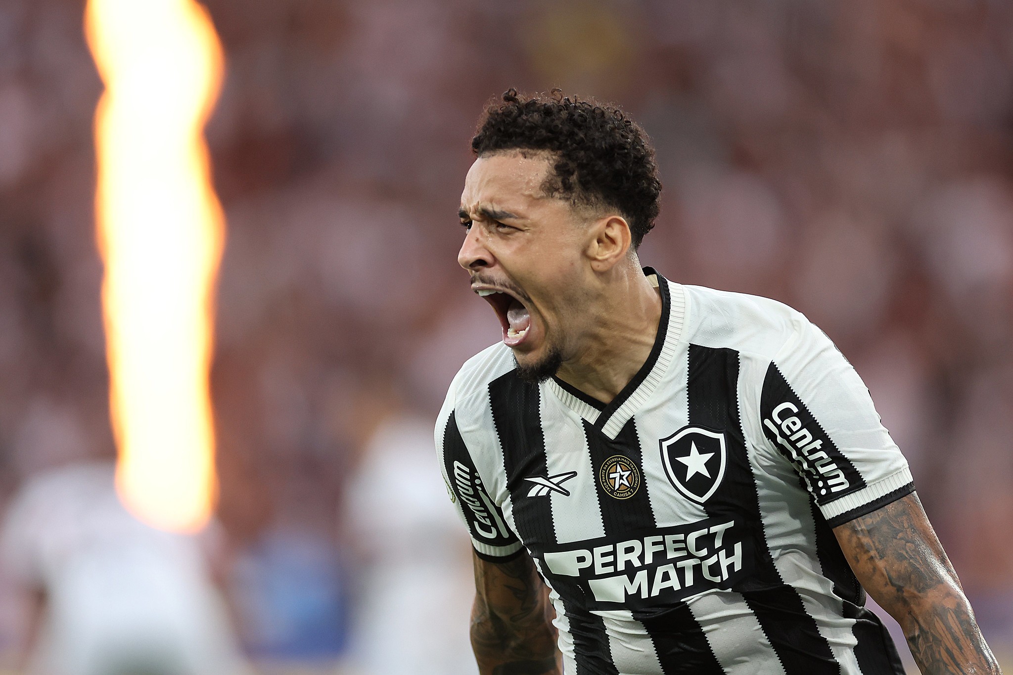 Com filho recém-nascido no Brasil, Gregore vive sonho com o Botafogo: 