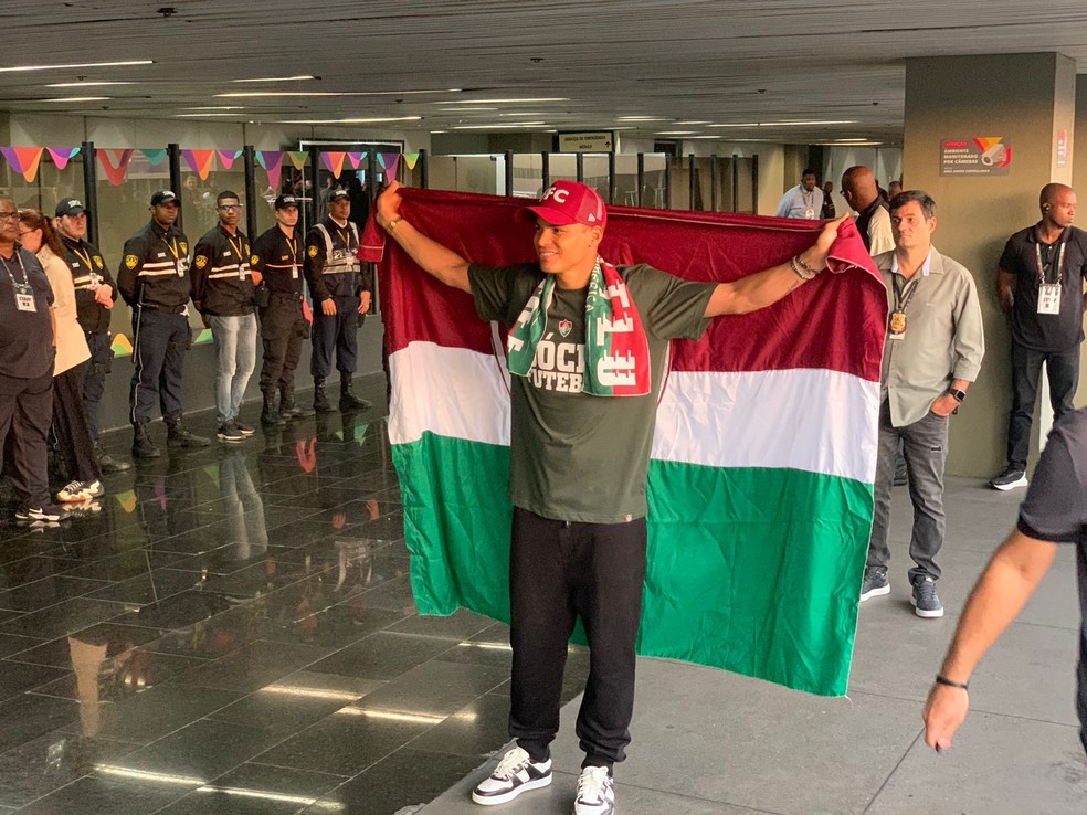 Thiago Silva � recebido com festa por torcedores do Fluminense � Foto: Igor Mattos / ge