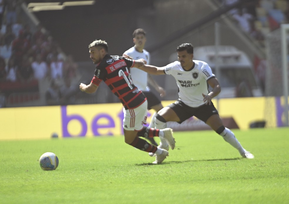 Arrascaeta e Danilo Barbosa em Flamengo x Botafogo — Foto: André Durão / ge