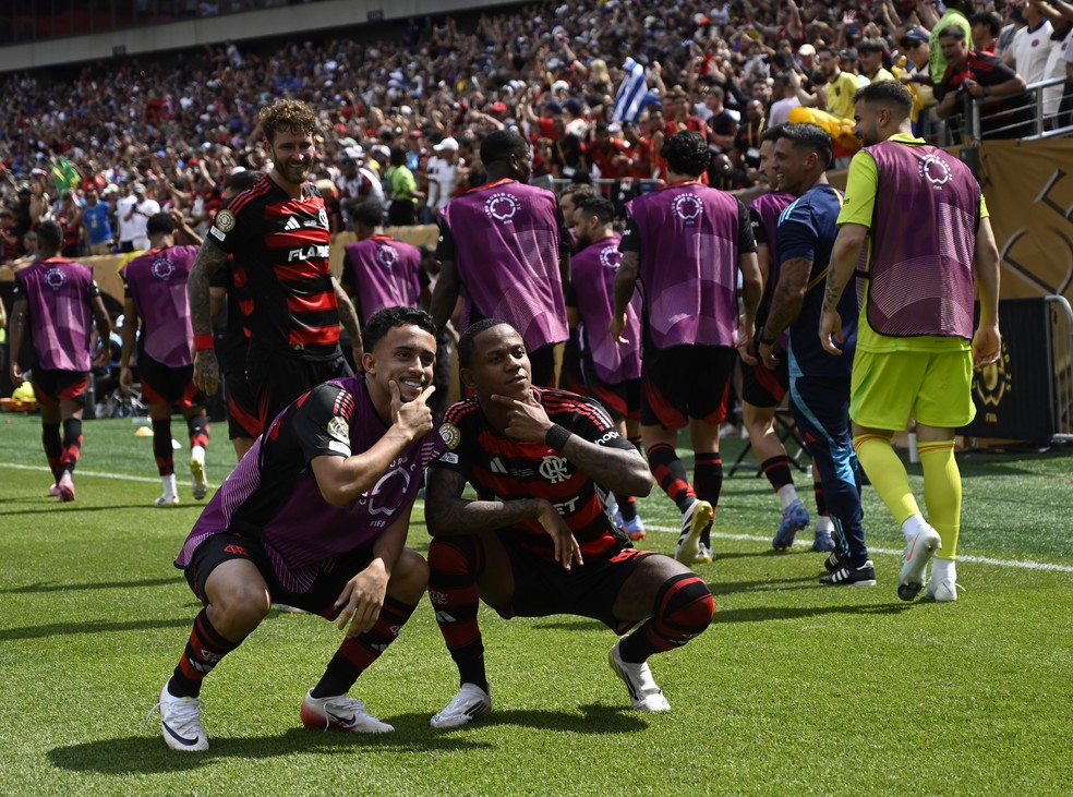 Wallace Yan e Matheus Gonçalves comemoram gol do Flamengo — Foto: Andre Durão