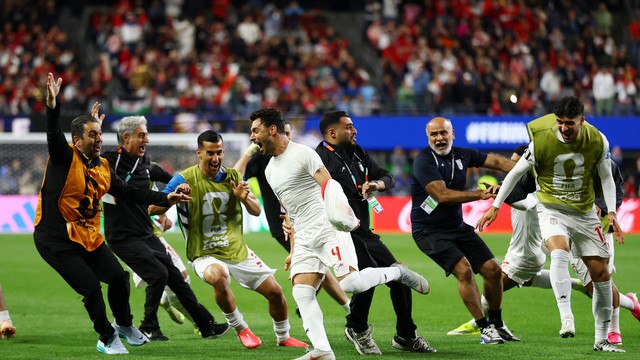 Shoja Khalilzadeh comemora gol do Irã que foi anulado pelo VAR