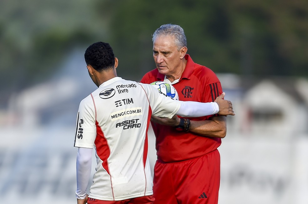 Tite e Matheuzinho em treino no Flamengo — Foto: Marcelo Cortes / CRF
