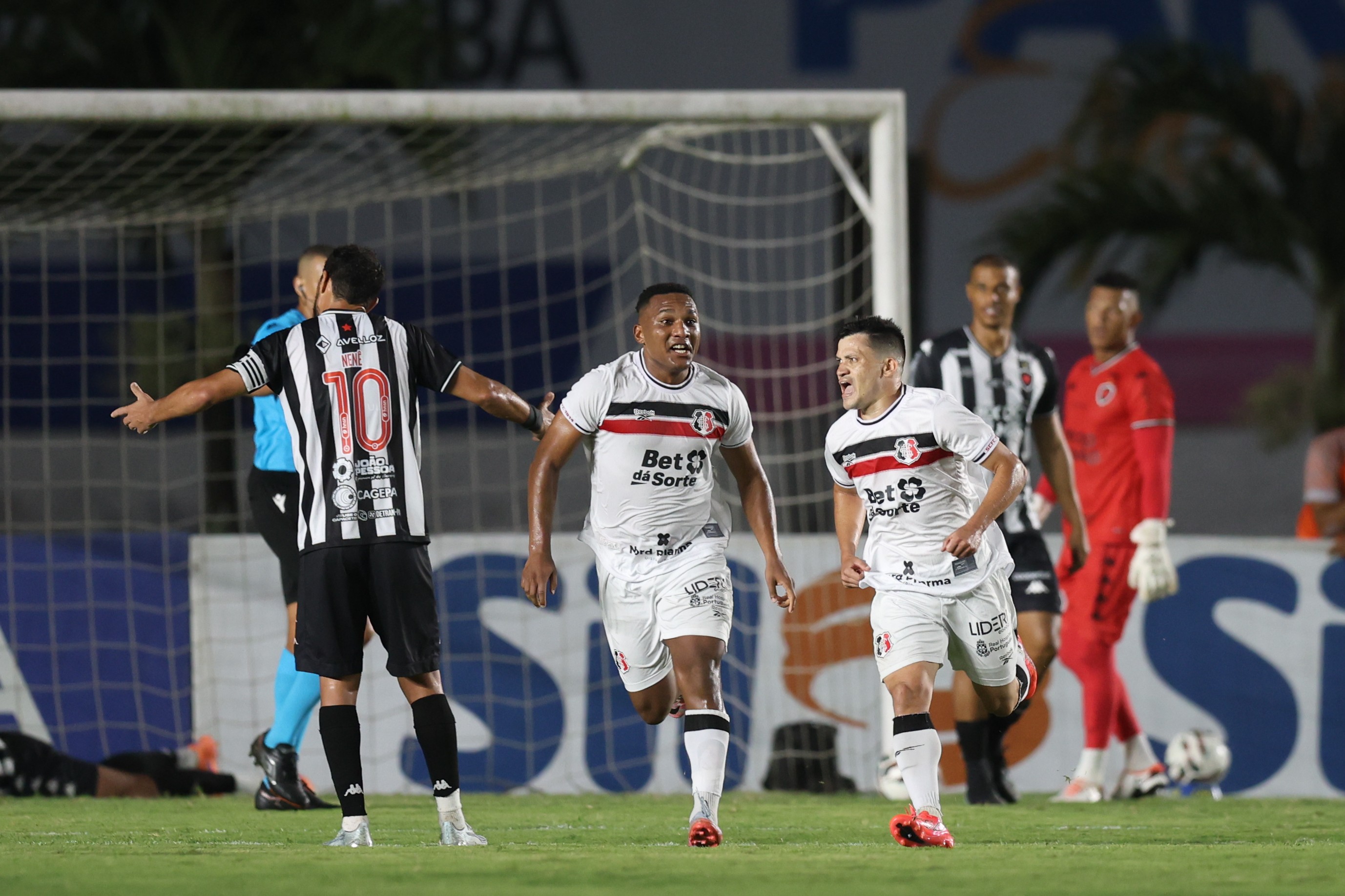 Time do Santa Cruz em jogo contra Botafogo-PB na Série C