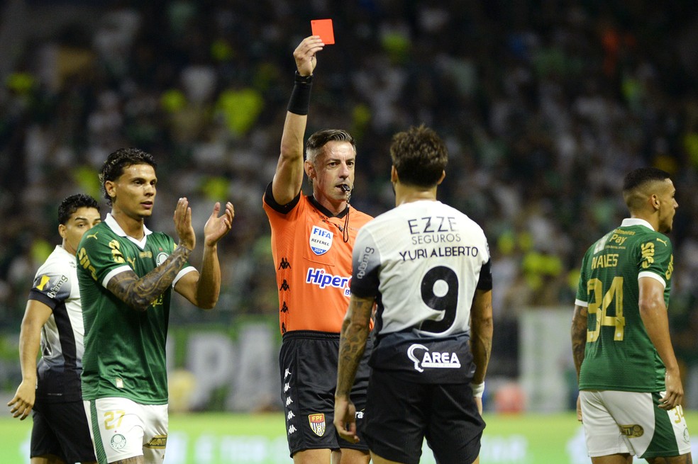 Yuri Alberto foi expulso por simulação em Palmeiras x Corinthians — Foto: Marcos Ribolli