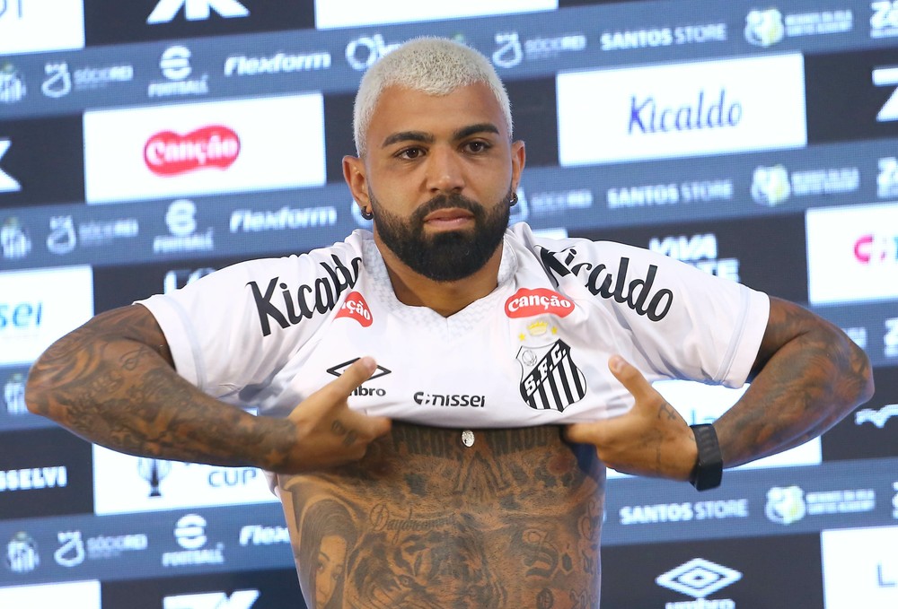 Gabigol adota cautela sobre Seleção e destaca foco total no Santos em retorno ao clube