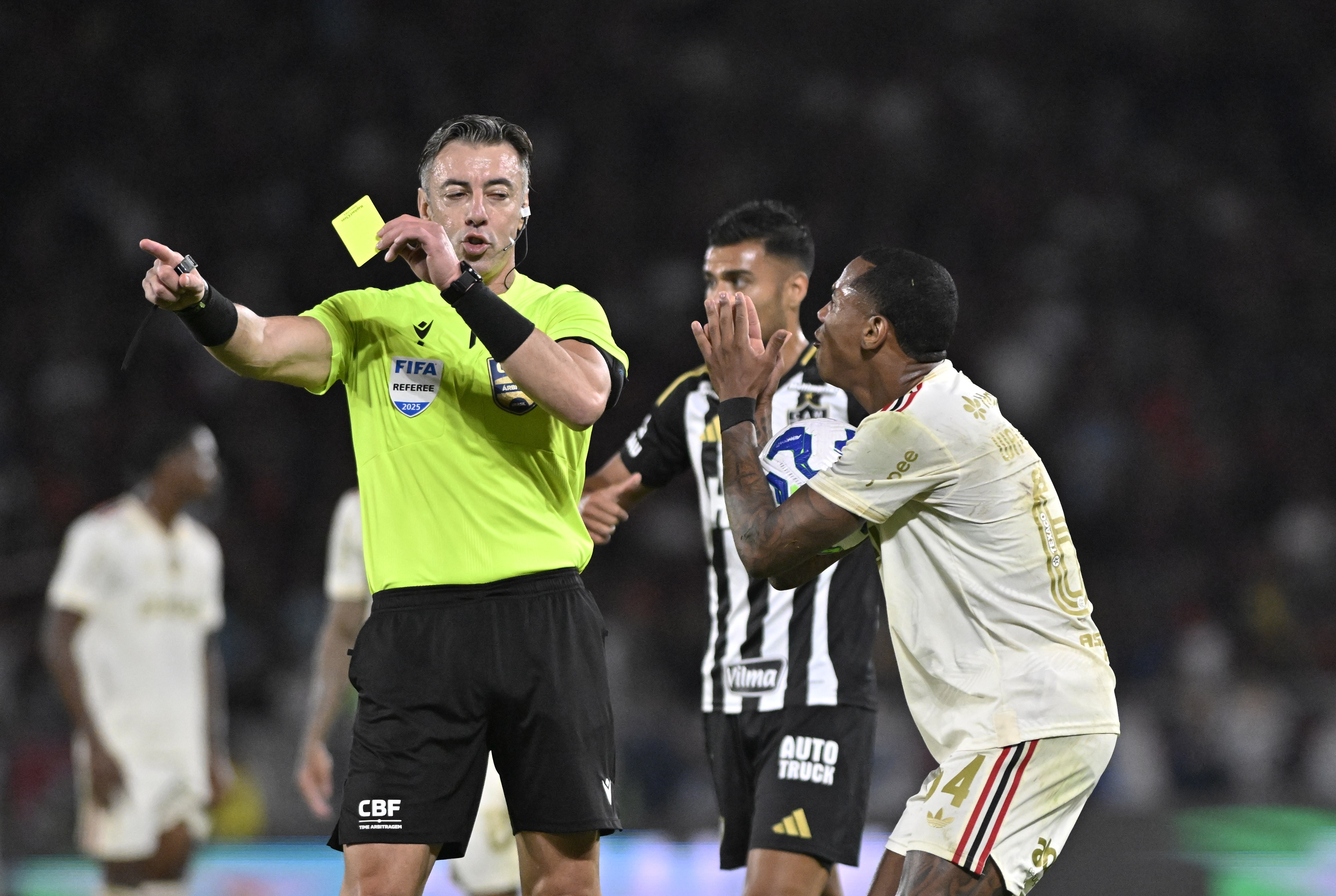 Filipe Luís defende postura de Wallace Yan no Flamengo: 