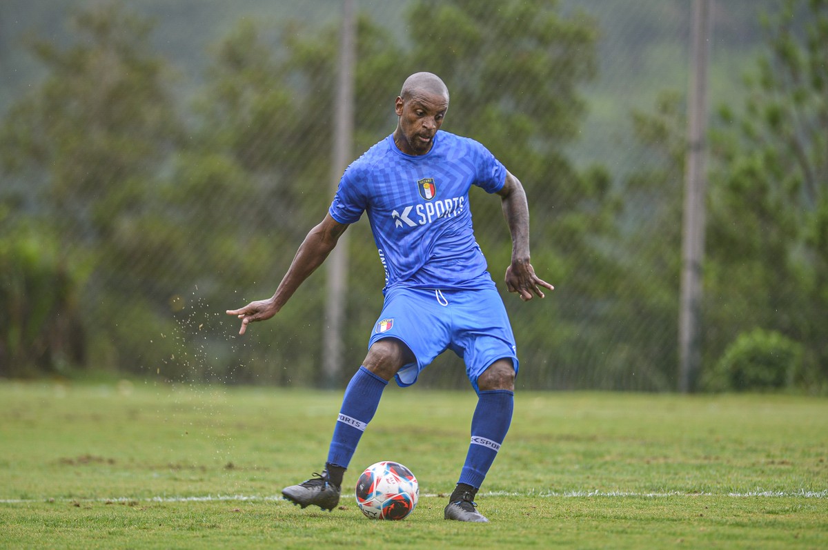 Depois assumir vicepresidência de clube de SP, zagueiro Cleber Reis